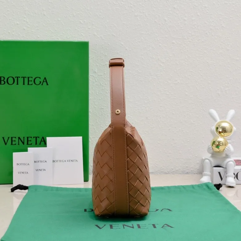 Batch 1360 #BvWallace Shoulder Lunch Bag 🔥 A lunch box bag that you can just grab and go. It is made of classic intrecciato weaving technology and reflects the craftsmanship of Bottega. The entire bag is made of top-grade happa lambskin. It is very soft and lightweight. The small bag shape is cute and exquisite. The interior capacity is also very large and can be carried under the arm. It is quite practical! The bottom of the bag is made of gold metal to prevent wear and tear. The details are really good! Choose this elegant commuting bag for Zaoba people~ Size: 22x13x9.5, model number; 7748#